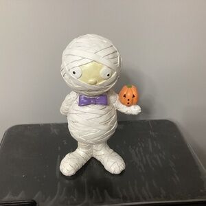 Mummy pairs well with Rae dunn